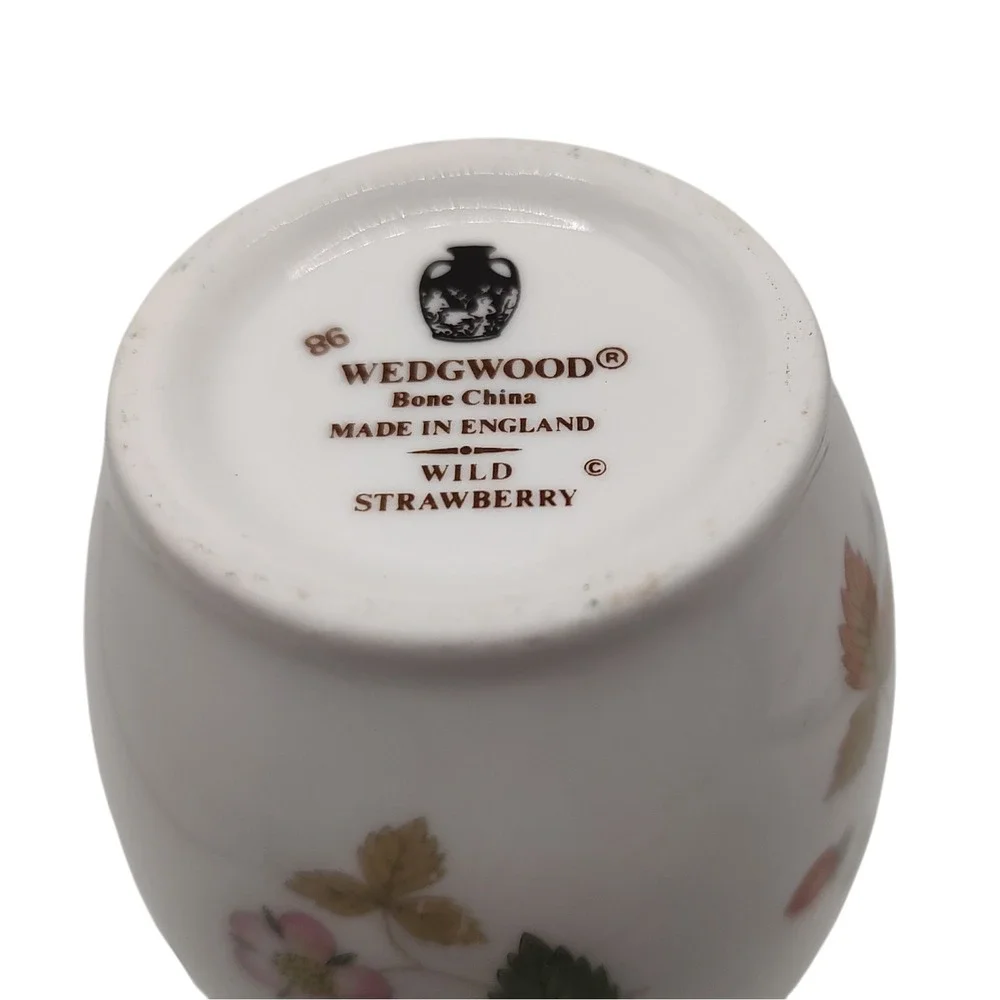 Vintage Wedgewood‎ Wild Strawberry Vase Bud Bone China Gold Rim made in England